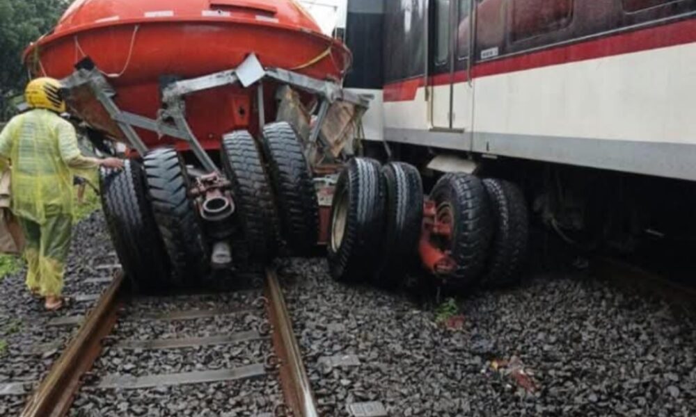 Insiden kecelakaan di perlintasan sebidang kereta api dekat stasiun Poris
