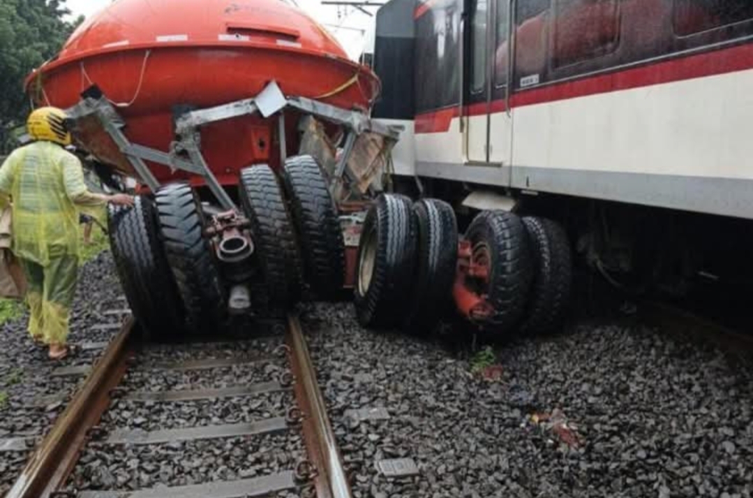 Insiden kecelakaan di perlintasan sebidang kereta api dekat stasiun Poris