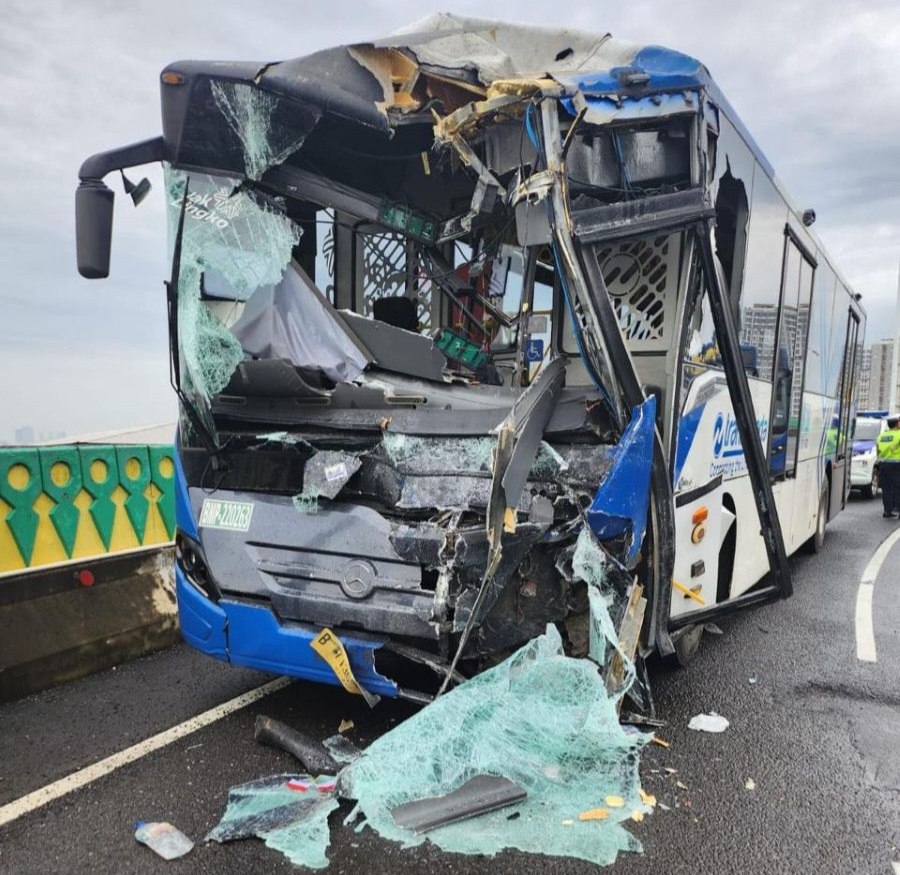 2 Bus Transjakarta tabrakan [beritanasional]