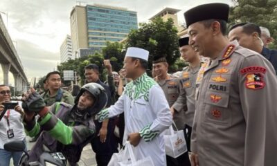 Kapolri Bagikan Takjil Ke Pengendara [metrotvnews]