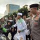 Kapolri Bagikan Takjil Ke Pengendara [metrotvnews]