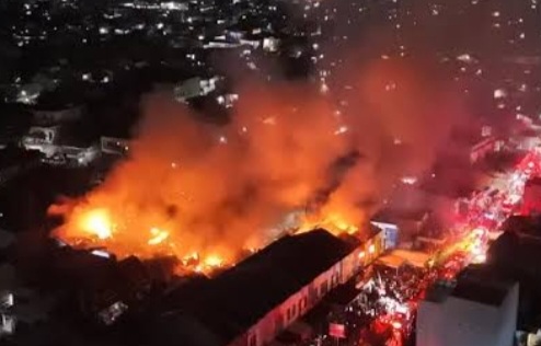 Kebakaran 4 ruko tekstil dan 1 gudang dekorasi di Cipadu, Pondok Aren, Kota Tangerang Selatan, Minggu (1/2/2026) [instagram]