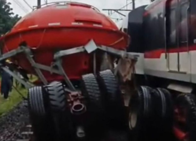 Ilustrasi Kereta Api tabrak truk [ntvnews]