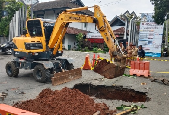 Lubang misterius muncul di depan Kantor Disdik Semarang [espos]
