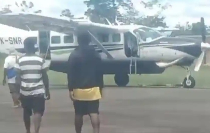 Pesawat Smart Air ditembak OTK [tribunnews]