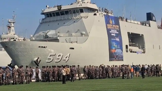 1.239 Pemudik diberangkatkan Naik Kapal Perang [tribunnews]