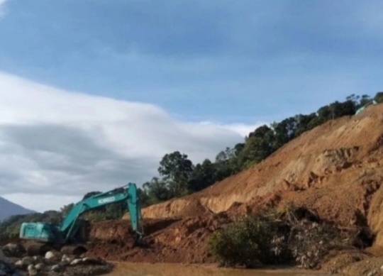 Longsor menutup akses jalan Padang-Bukit Tinggi melalui Malalak [suarasumbar]