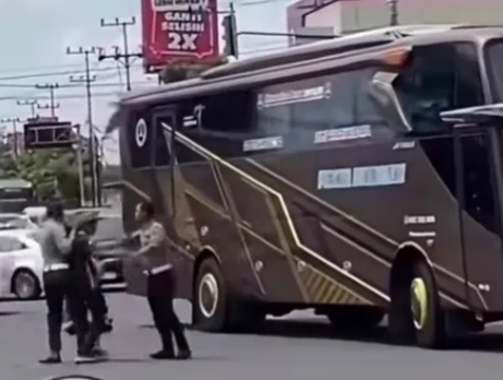 Polisi ditabrak bus Pariwisata di Madiun [posnews]
