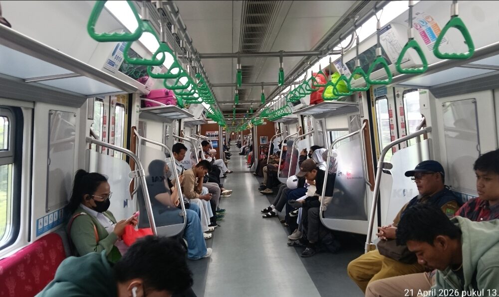 Penumpang di dalam KRL