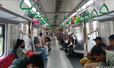 Penumpang di dalam KRL