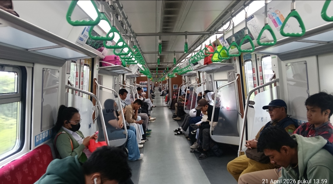 Penumpang di dalam KRL