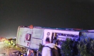 Bus Restu terguling di Tol Jombang-Mojokerto [jawapos]