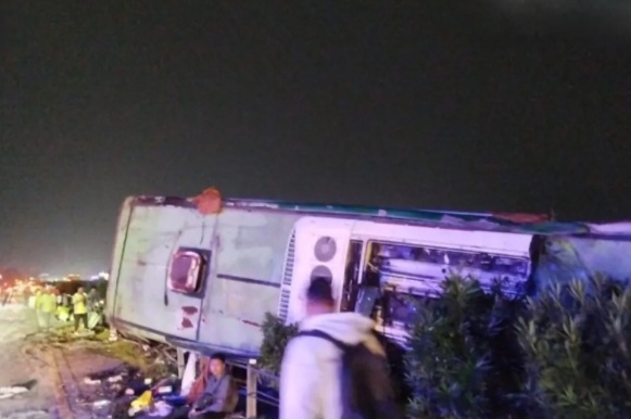 Bus Restu terguling di Tol Jombang-Mojokerto [jawapos]
