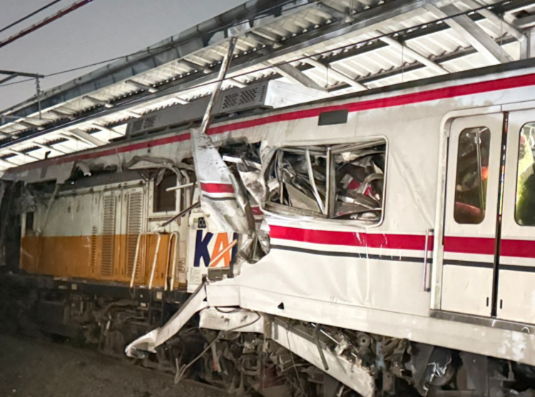 Kecelakaan KA Argo Bromo Anggrek dengan Kereta Rel Listrik (KRL) di Stasiun Bekasi Timur, kota Bekasi [stekom]