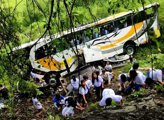Bus masuk jurang di Kabupaten Toba Sumatera Utara [facebook]