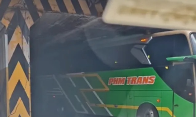 Bus tersangkut di Underpass Tanah Abang [pikiran-rakyat]