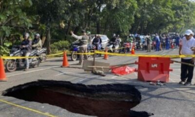 Jalan Lenteng Agung Jakarta Selatan ambles [cnnindonesia]