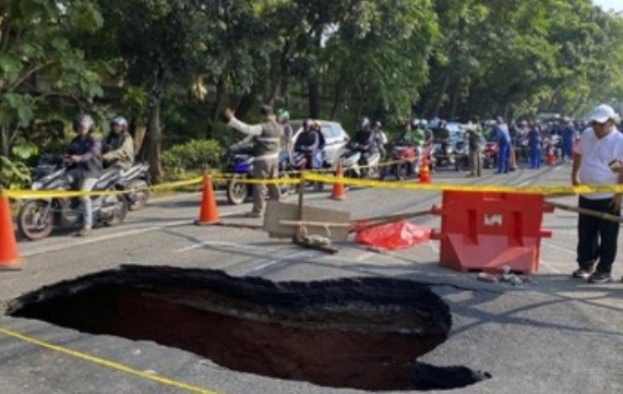 Jalan Lenteng Agung Jakarta Selatan ambles [cnnindonesia]