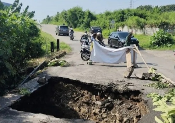Jembatan ambles di Jalan Honggowongso, Kelurahan Purwoyoso, Kecamatan Ngaliyan, Kota Semarang [rumpuntekno]