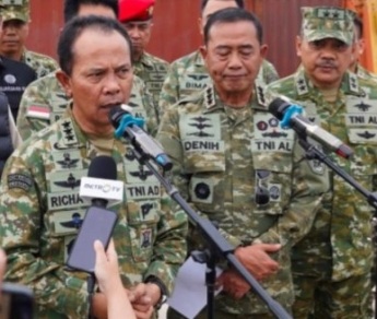 Pengiriman 25 kontainer mineral di Batam diselidiki TNI AL sebab diduga radioaktif [poskota]