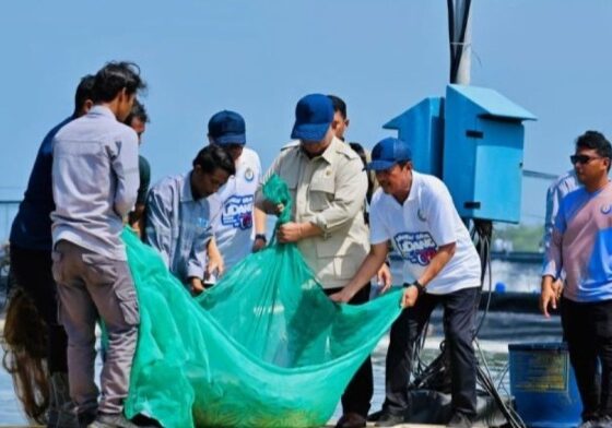Prabowo ikut panen udang di Kebumen [jpnn]