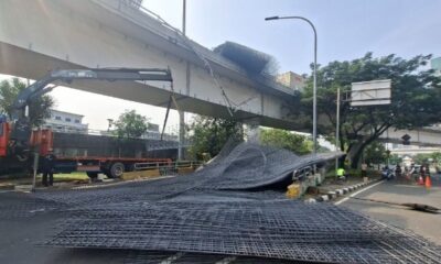 Evakuasi Truk Kontainer bermuatan besi wiremesh [kompas]