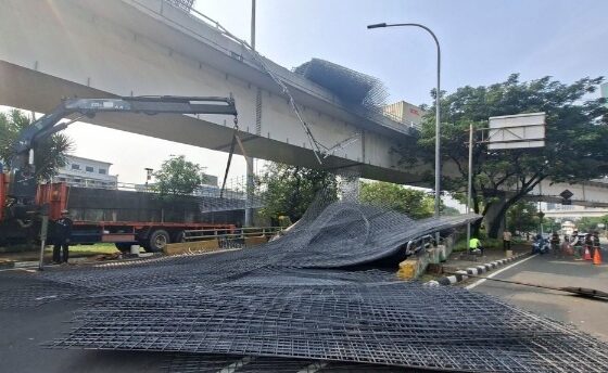 Evakuasi Truk Kontainer bermuatan besi wiremesh [kompas]