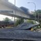 Evakuasi Truk Kontainer bermuatan besi wiremesh [kompas]