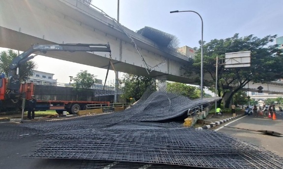 Evakuasi Truk Kontainer bermuatan besi wiremesh [kompas]