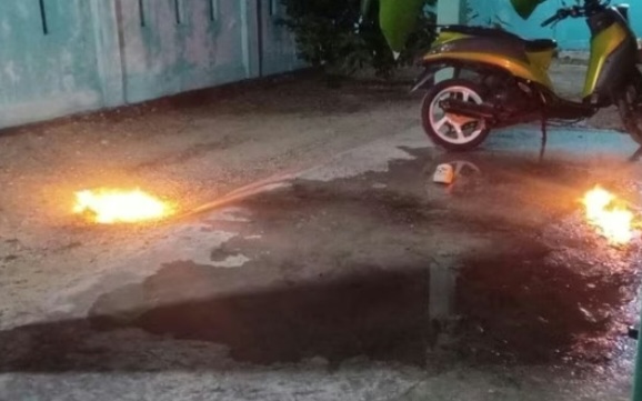 Rumah anggota Bawaslu Maluku dilempar 2 bom molotov [detik]