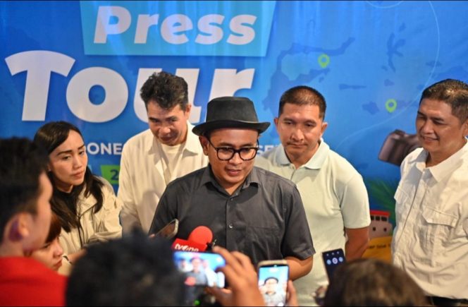 Direktur Utama ASDP Heru Widodo (tengah)