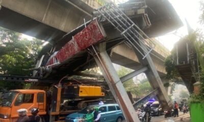 JPO di Tendean Jakarta Selatan nyaris roboh usai dihantam truk [kompas]