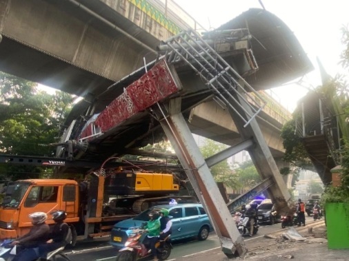 JPO di Tendean Jakarta Selatan nyaris roboh usai dihantam truk [kompas]