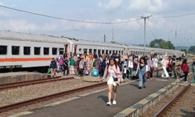 Pelanggan kereta api saat tiba di Stasiun Purwakarta