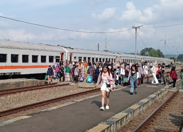 Pelanggan kereta api saat tiba di Stasiun Purwakarta