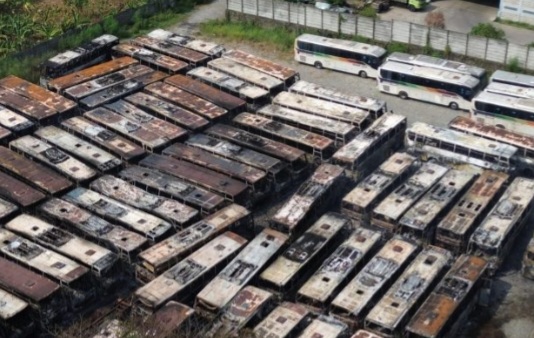 Kebakaran di Pangkalan Cikarang, 50 Bus Ludes [radarbekasi]