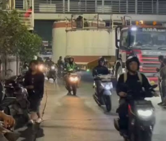 Pelajar tewas terlindas truk di Keramat Jati [threads]