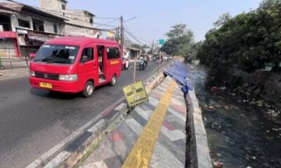 Trotoar di Sawangan Depok Ambles [beritasatu]