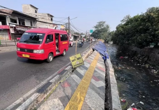 Trotoar di Sawangan Depok Ambles [beritasatu]