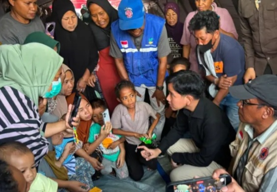 Wapres Gibran mengunjungi pengungsi gempa di NTT [suarapemerintah]