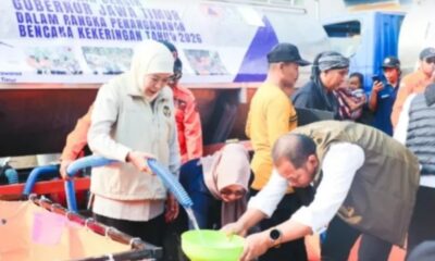 Gubernur Jawa Timur Khofifah Indar Parawansa salurkan bantuan dropping air bersih [beritajatim]