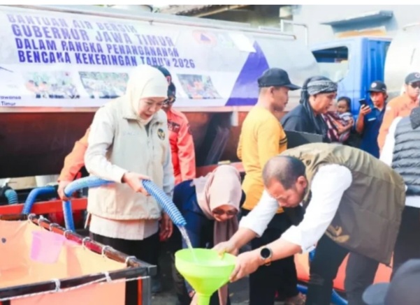 Gubernur Jawa Timur Khofifah Indar Parawansa salurkan bantuan dropping air bersih [beritajatim]