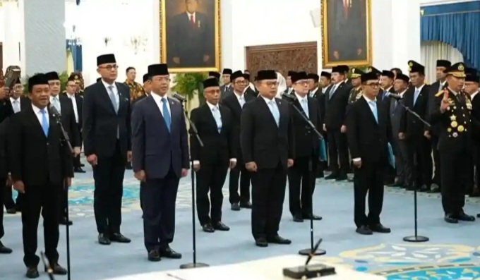 Prabowo melantik 16 Pejabat, Reshuffle Menkopolkam hingga Menlu [tribunnews]