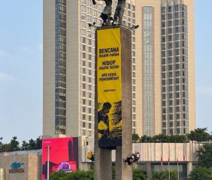 Greenpeace pasang spanduk protes di Bundaran HI [instagram]