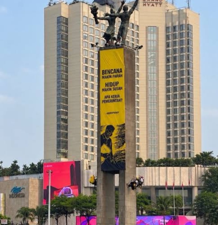 Greenpeace pasang spanduk protes di Bundaran HI [instagram]