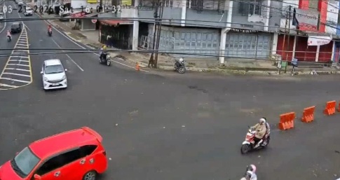 Ilustrasi melihat CCTV di jalan melalui HP [satumenitnews]