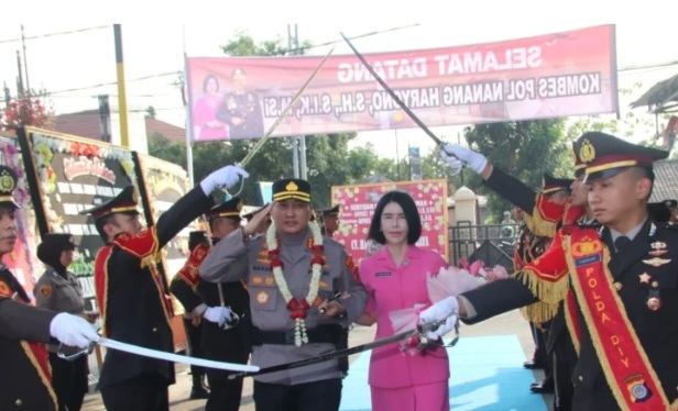 Kapolresta Sleman Kombes Nanang Haryono menjabat belum 24 jam tp sudah dimutasi [catrawarta]