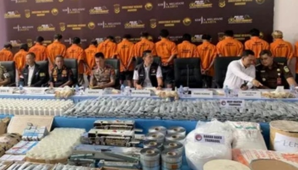 Polisi bongkar 2 pabrik obat ilegal di Kecamatan Kartasura dan Gatak, Kabupaten Sukoharjo, Jawa Tengah [tirto]